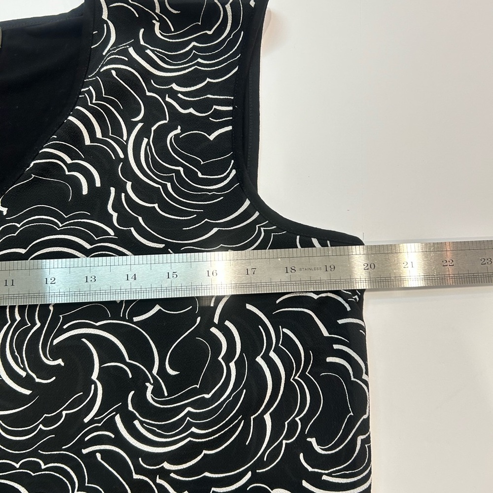 Vince Camuto Sleeveless Blouse Medium Black White Floral V-Neck Work Top - Picture 5 of 6